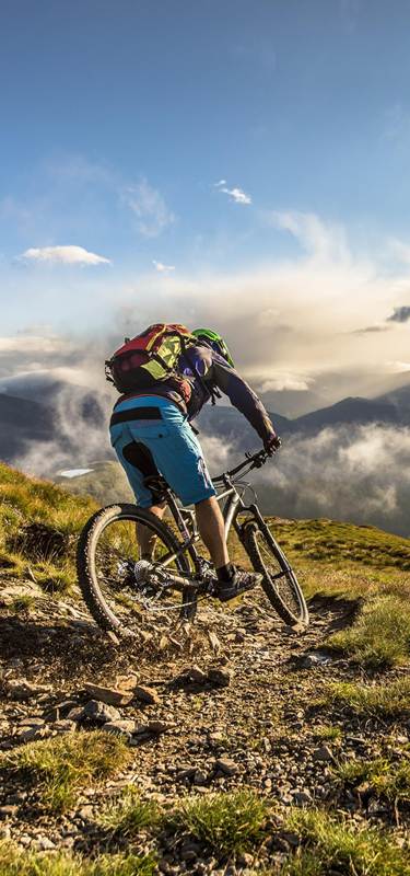 Mountainbiker in atemberaubender Berglandschaft
