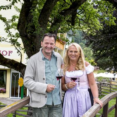 Hotelmitarbeiter vom Kärntnerhof in Bad Kleinkirchheim Zwei Hotelmitarbeiter posieren vor dem Haus