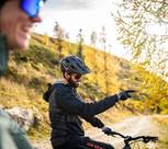 Gravel-Radfahrer auf der FIS Franz-Klammer-Tour bei Bad Kleinkirchheim im goldenen Herbstlaub