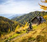 Mountainbiker auf dem Rosslamhüttentrail nahe Bad Kleinkirchheim, herbstliche Nockberge-Landschaft